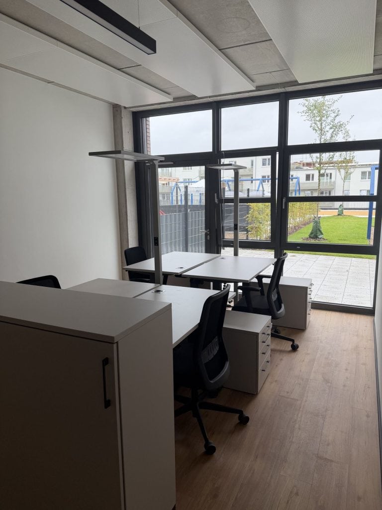 Teambüro für 6 Personen, abschließbar und höhenverstellbare Schreibtische