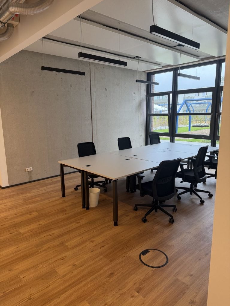 Coworking Open Space mit Gartenblick
